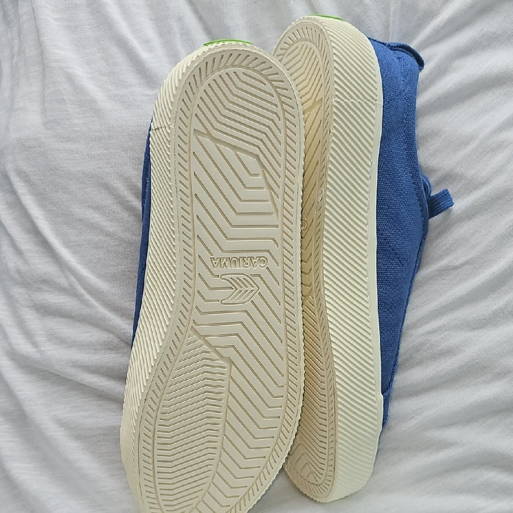 Cariuma Blue and Green Women's Sneakers. Made With Organic Cotton. - Picture 5 of 10